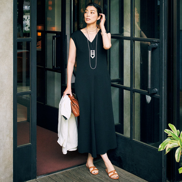 「黒ワンピース」ならお出かけもお家時間も素敵に決まる【アラフィー夏の黒の着こなし】