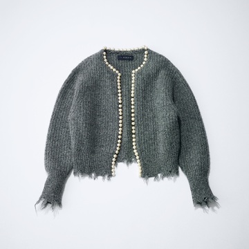 【この秋、本命はリュクスなグレー】女性らしい雰囲気たっぷり！華やぎニットのカーディガン3選