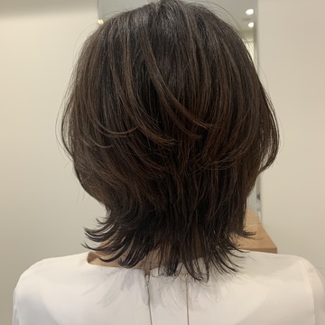 【50代の髪型】軽さと華やかさが両立！くびれレイヤーボブにヘアチェンジ