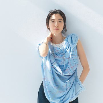 【春、エルメスの色をまとう】大判スカーフをブラウスがわりに巻いた気品あるコーデ