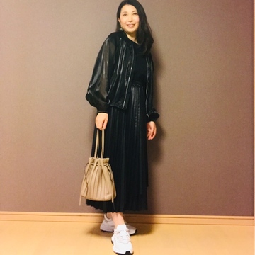 〈adidas Originals OZWEEGO〉のスニーカー