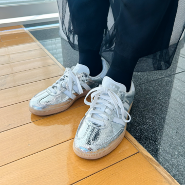 アディダス、ザ ロウ、ノヴェスタなど……編集部員が愛用中の”きれいめスニーカー”をスナップ！【エクラ編集部の愛用スニーカー】