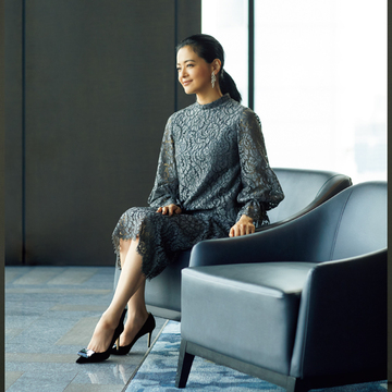女優・黒谷友香さんをお手本に控えめな品を演出。「ミカコ ナカムラ」のシルバーワンピース