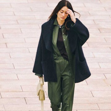 甘さを抑えて辛口にアレンジ！大人の「ガウンジャケット」の楽しみ方