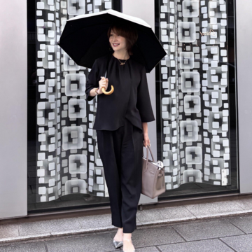 サンバリア100にUVO……人気の”完全遮光日傘”を愛用中の40代・50代をスナップ！【エクラ 華組の日傘スナップ vol.1】