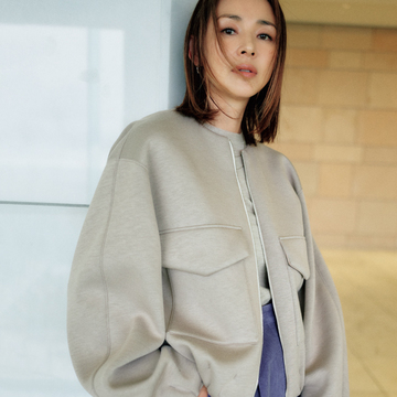 今年らしいボリューム袖のブルゾンは、ベーシックカラーで品よく落ち着いた雰囲気に