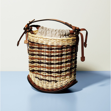 【2024夏 ブランドバッグ】デルヴォーのバケットバッグは上質素材がきわ立つ逸品！