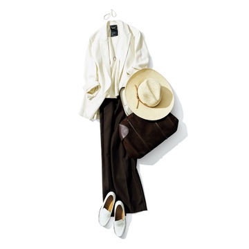 ダークブラウンのパンツは、マイルドな白のジャケットと合わせて優美なムードで着こなす。最低気温20℃｜9/26(金)【50代の毎日コーデ】