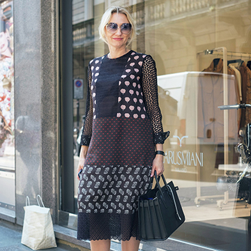 “ひとクセ柄”で個性を演出！夏の華やかスタイル3【パリ＆ミラノの夏マダムスナップ】