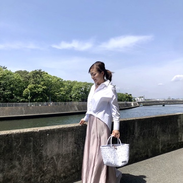 きれい色スカートと白シャツコーデ