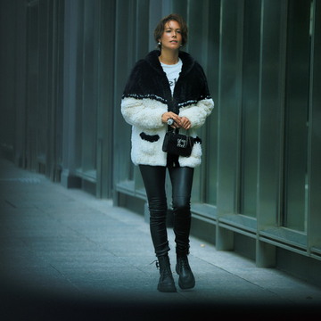 ファーブルゾンはTシャツとレギンスでこなれさせて【戸野塚かおるのラグジュアリーを小気味よく着崩すテク】