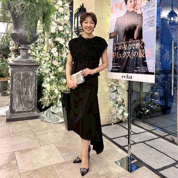 【ソワレ・ドゥ・エクラ2025】大胆なアシンメトリースカートスタイルで