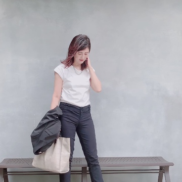 zaraの効かせる黒パンツ