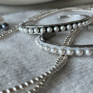 「ライトなグレー 」と 「カジュアルなパールアクセサリー」