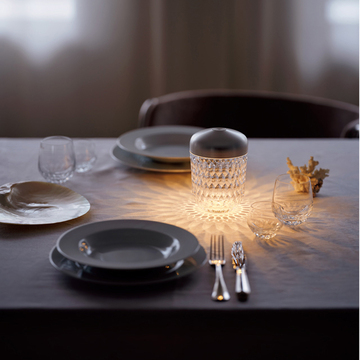 【心地よい空間は、夏家電から】夏の夜は“ポータブルランプ”で穏やかな時間を過ごす