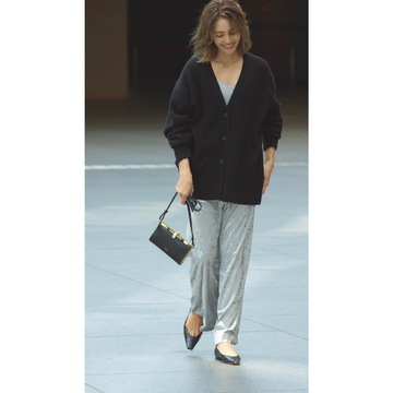 ツヤのあるベロアパンツで大人の気品を感じるリラックスコーデに。気温15℃｜11/25(土)【50代の毎日コーデ】