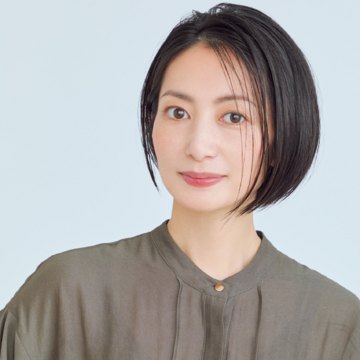 シャープな印象を引き立てる、シャイニーな重めボブヘア【50代髪型・ヘアスタイル】