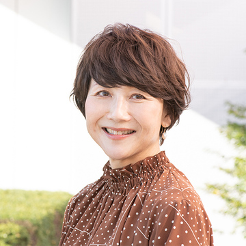 ダメージを抑えながら動きとツヤをプラス！立体感のあるショートに【50代髪型・ヘアスタイル】