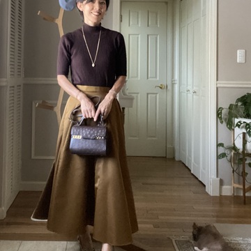 キャメルのスカートで秋色コーデ