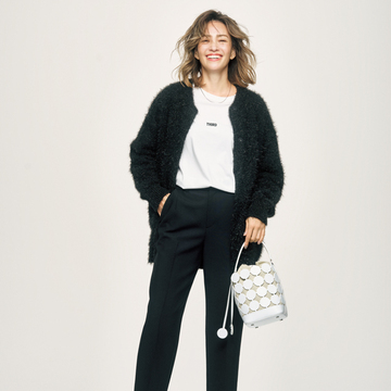 【50代のおしゃれ基本ルール】簡単なのに今っぽい！ 黒のラメニット×ハンサムパンツでモノトーン上級者