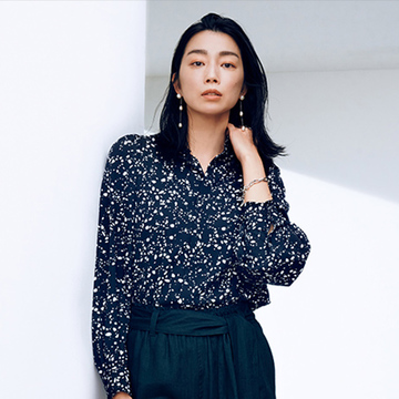 まるで星空のような美しさ！50代が着こなしやすい「コズミックなドット柄」ブラウス