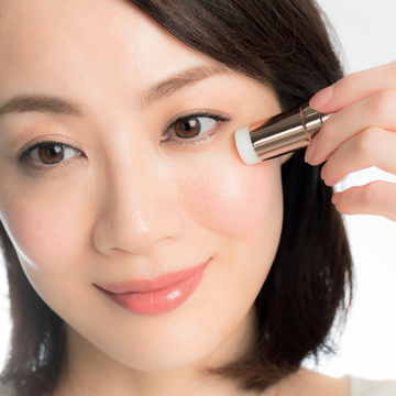 メイクの後でも足せる、いきいきとした輝き感　五選