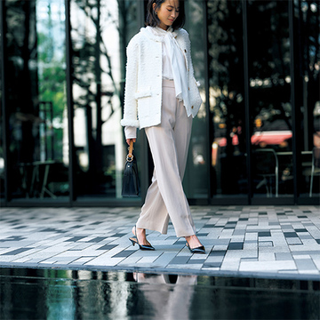 キメ過ぎずおしゃれ度アップ！「白ジャケット」はピンクベージュのパンツとあわせて好バランス