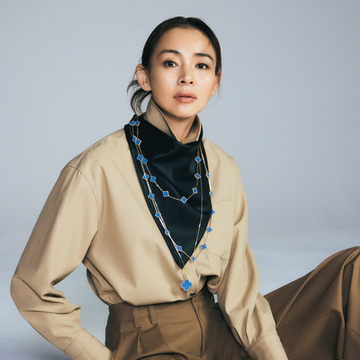 【春の扉を開くブルージュエリー】ヴァン クリーフ＆アーペルのネックレスで幸せオーラに包まれて