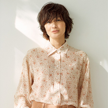 老け見えしない！大人の「花柄ブラウス」の着こなし方【富岡佳子が装う、春いちばんの服】