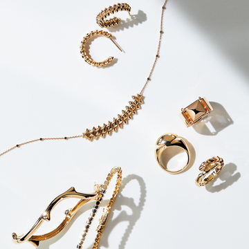 【50代の夏肌が輝くゴールドジュエリー】個性的なデザインでリッチなこなれ感を演出