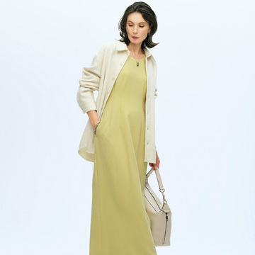 オフホワイトのブルゾンの温かさが引き立つ「クリームイエロー」のワンピース