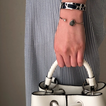 シンプルコーデは小物で華やかに