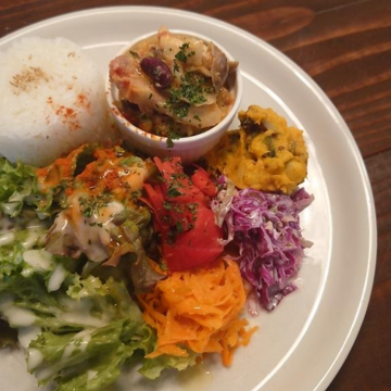 国産野菜たっぷりの鮮やかランチプレート