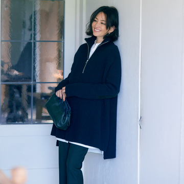 【2021秋冬最新ニット】スポーティなジップアップを上質カシミヤで洗練させて