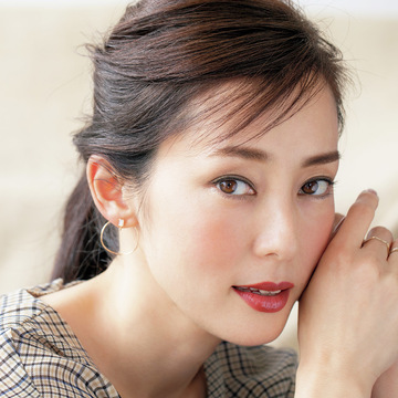 赤リップより大人の肌になじんで上品華やか！秋の「赤みブラウンリップ」　五選