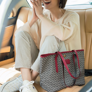 収納力抜群！どんなシーンにも合わせやすい「ロベルタ ピエリ」のトートバッグ