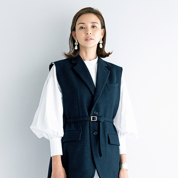 ワンピースとの相性抜群！「ジャケットのようなジレ」で新しい着こなしを楽しむ