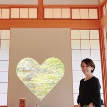 ボリュームマキシ丈スカートに黒のレースアップブーツを合わせて。