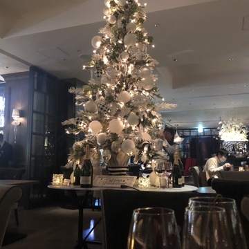 イルミネーションを楽しみながらのクリスマスディナー