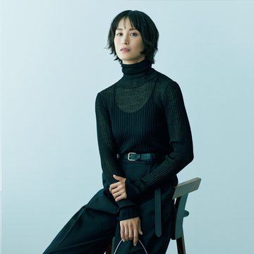 黒を着るなら、シアー素材を味方につけて女っぽく【全身ブラックのセオリー】