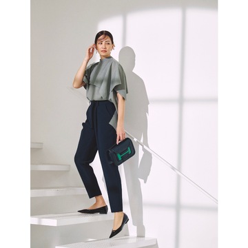 全身をシックなカラーでまとめて、軽装でも秋の気配を感じさせる。最高気温27℃｜10/3(木)【50代の毎日コーデ】