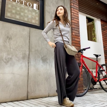 「ライトなグレー」ニットコーデ2種