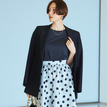 【柄スカートコーデ】ドット柄スカートはツヤ素材とモノトーン合わせで大人顔に