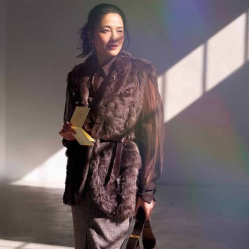 大人のクリスマスディナーをラグジュアリーに彩る”まろやかブラウン”コーデ