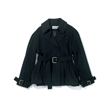 この秋手に入れたいアウター。ロエベのショートトレンチジャケットほか