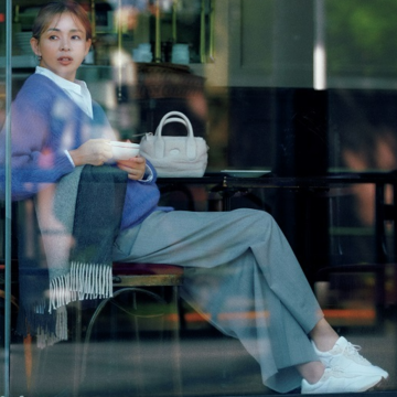 きれい色のニットを着る日は白スニーカーで「キレ味」をプラス！ 