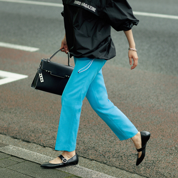 「チェンバー」の辛口ストラップシューズで装いにクラス感を【格上げフラット靴】