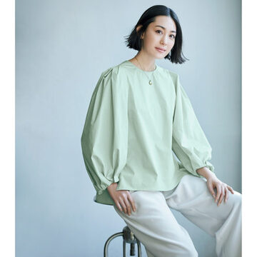 毎日の着こなしに必ず役に立つ「E by éclat」の華ブラウス＆ベイカーパンツ