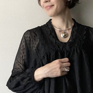 フェミニンなシースルーブラウスにはシンプルなシルバーアクセサリーを