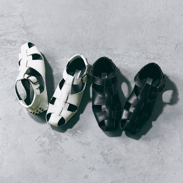 合わせるだけで手持ち服をアップデートしてくれるのはこの2タイプ 「グルカサンダル」vs.「ポインテッドフラット」